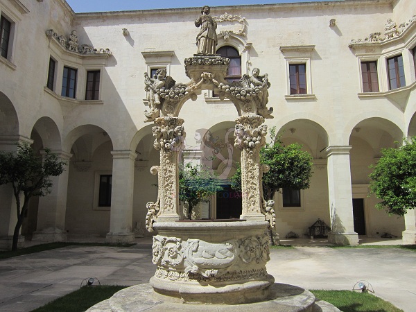chiostro del vescovato a Lecce