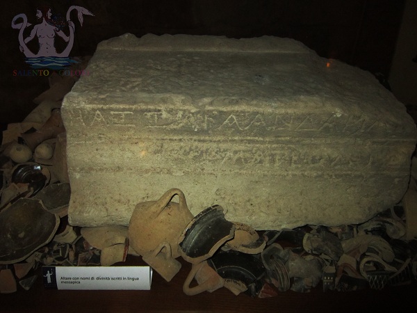 altare con nomi di divinità in lingua messapica