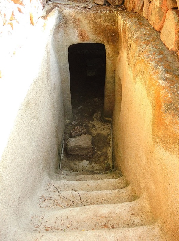 Sardegna, le tombe di Monte Sirai 